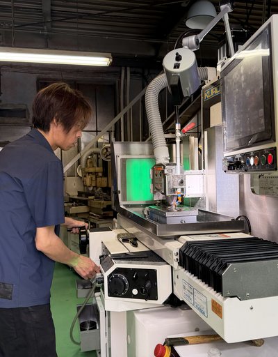 成形研削盤で金型部品を仕上げる様子