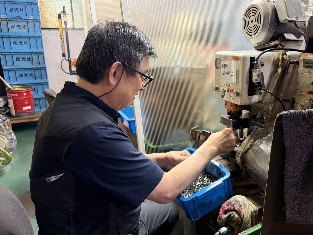 プレス機で部品を加工する様子