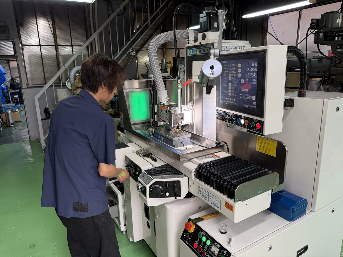 研削盤で作業するスタッフ
